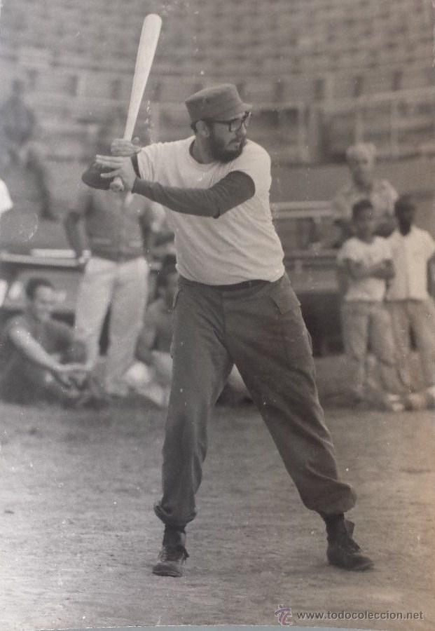 Fotografía antigua de Fidel Castro jugando al béisbol